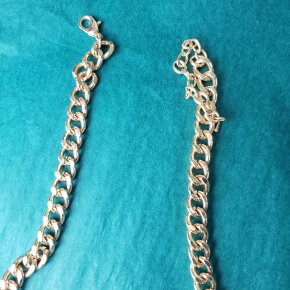 2/20$ Gorgeous champagne color sparkly necklace - Picture 3 of 7